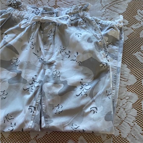 Hollister • Ultra High-Rise Woven Jogger Pants in Grey Camo - Picture 4 of 14